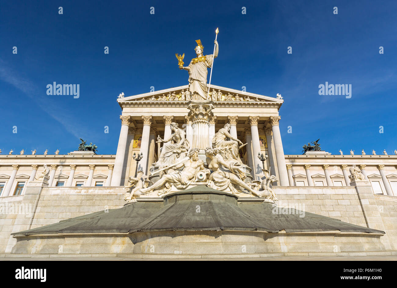 Bâtiment du Parlement autrichien en style grec, avec des statues de philosophes et de colonnes blanches avec célèbre Pallas Athena fontaine à Vienne. Banque D'Images