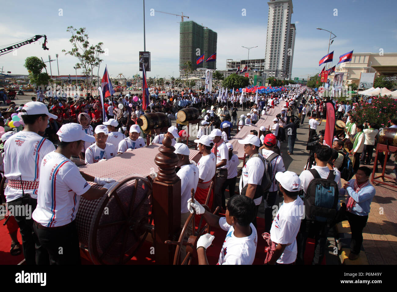 Phnom Penh, Cambodge. 1er juillet 2018. Défilé de gens tout en maintenant la  plus longue écharpe tissée à la main à Phnom Penh, Cambodge, 1 juillet  2018. La plus longue du Cambodge
