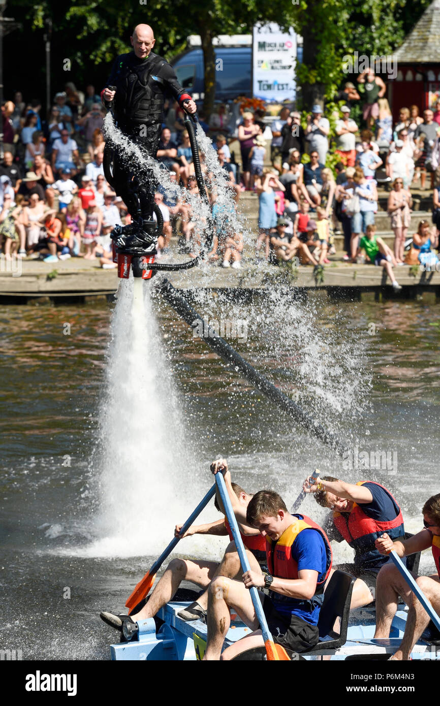 Chester, Royaume-Uni. 1er juillet 2018. Le radeau de bienfaisance annuel de la race sur la rivière Dee organisée par le Rotary Club. Les concurrents sont humectés avec de l'eau par Jay St John sur un flyboard. Crédit : Andrew Paterson/Alamy Live News Banque D'Images