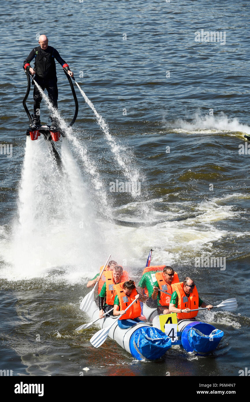 Chester, Royaume-Uni. 1er juillet 2018. Le radeau de bienfaisance annuel de la race sur la rivière Dee organisée par le Rotary Club. Les concurrents sont humectés avec de l'eau par Jay St John sur un flyboard. Crédit : Andrew Paterson/Alamy Live News Banque D'Images
