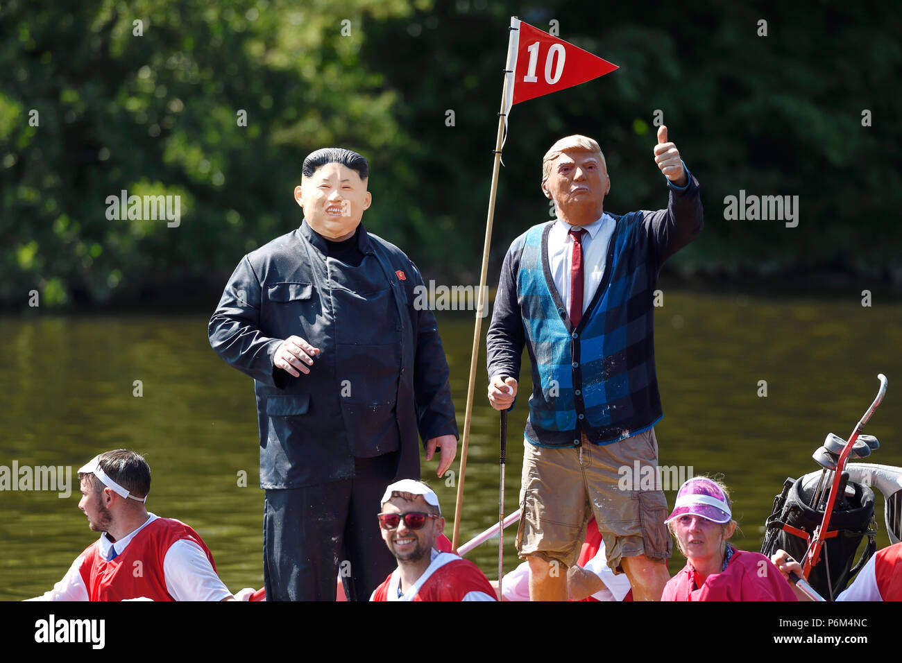 Chester, Royaume-Uni. 1er juillet 2018. Donald Trump et Kim Jong-un assimilés participent à la course annuelle de raft sur la rivière Dee organisée par le Rotary Club. Crédit : Andrew Paterson/Alamy Live News Banque D'Images