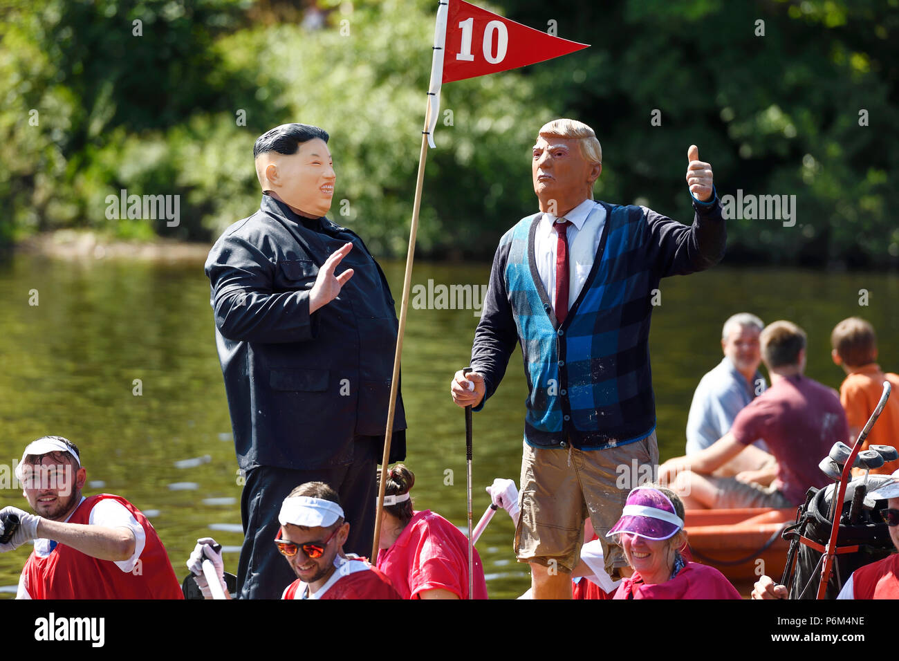 Chester, Royaume-Uni. 1er juillet 2018. Donald Trump et Kim Jong-un assimilés participent à la course annuelle de raft sur la rivière Dee organisée par le Rotary Club. Crédit : Andrew Paterson/Alamy Live News Banque D'Images