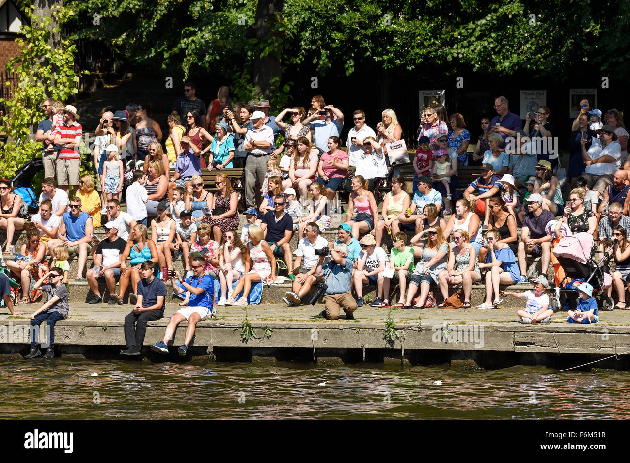 Chester, Royaume-Uni. 1er juillet 2018. La foule profiter du soleil à l'Oliveraie, le long de la rivière Dee en regardant le radeau de bienfaisance annuel de la race. Crédit : Andrew Paterson / Alamy Live News Banque D'Images