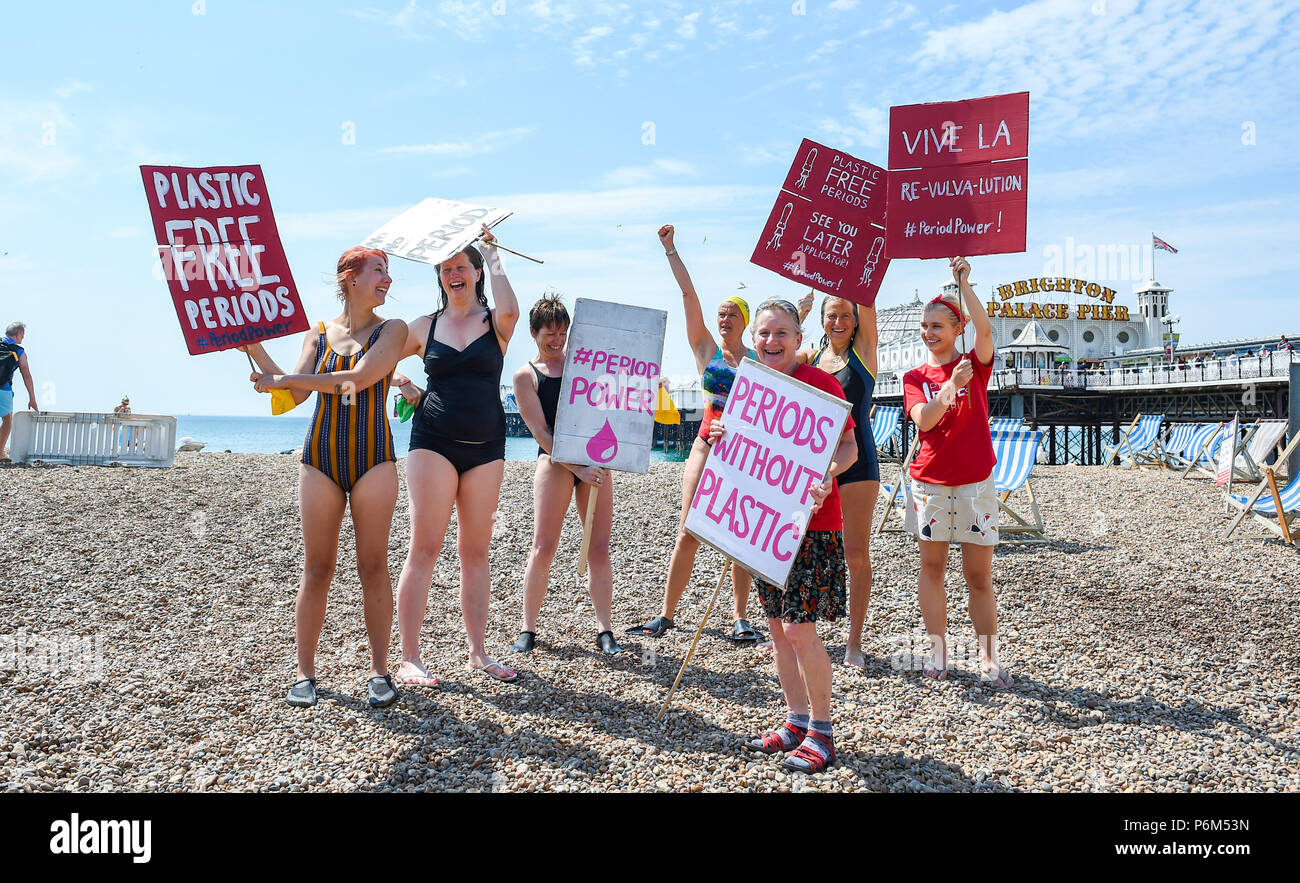 Brighton UK 1er juillet 2018 - Les gens prennent part à la période sans protester en plastique Produits défilé dans Brighton sur un beau jour ensoleillé chaud pour marquer le début de la campagne pour montrer votre n° periodpower ce Juillet le plastique Natracare UKs menant de la période sans marque s'est associée à la Marine Conservation Society pour révéler les impacts environnementaux des déchets sur la période de crédit côte britannique : Simon Dack/Alamy Live News Banque D'Images