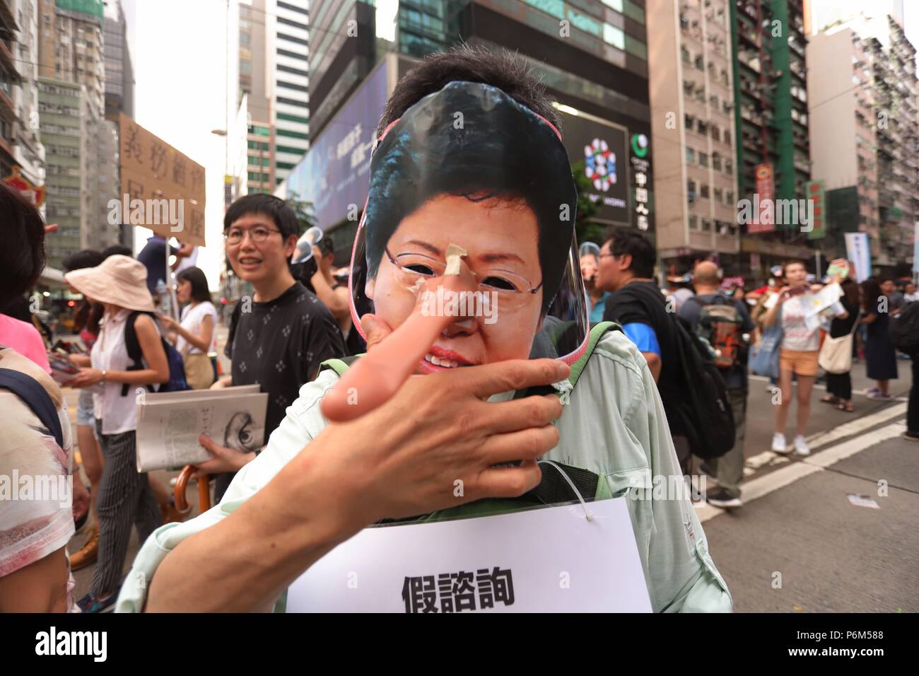 Hong Kong, Chine. 1er juillet 2018. Mettre le citoyen sur masque de Pinocchio-comme chef de la RASHK CARRIE LAM comme un geste de moquerie durant la parade annuelle du 1er juillet à Hong Kong.1-juillet 2018 Hong Kong.ZUMA/Liau Chung Ren : Crédit Liau Chung Ren/ZUMA/Alamy Fil Live News Banque D'Images