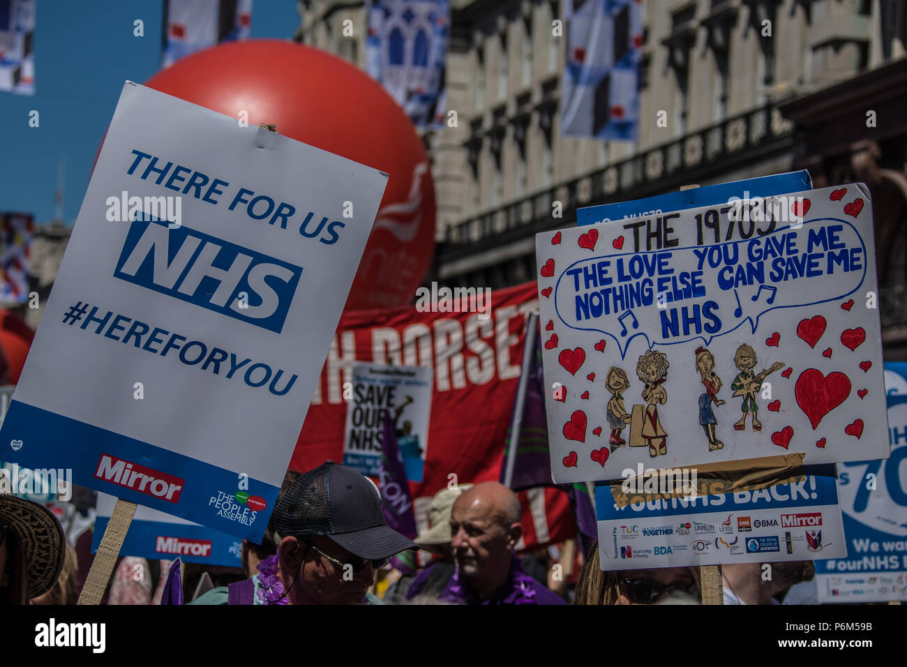 Londres, Royaume-Uni. Jun 30, 2018. Avec le NHS 70 ans cette année, des milliers ont défilé dans le centre de Londres, dans un rallye national d'appuyer le service et de demander plus de fonds du gouvernement. David Rowe/Alamy Live News Banque D'Images