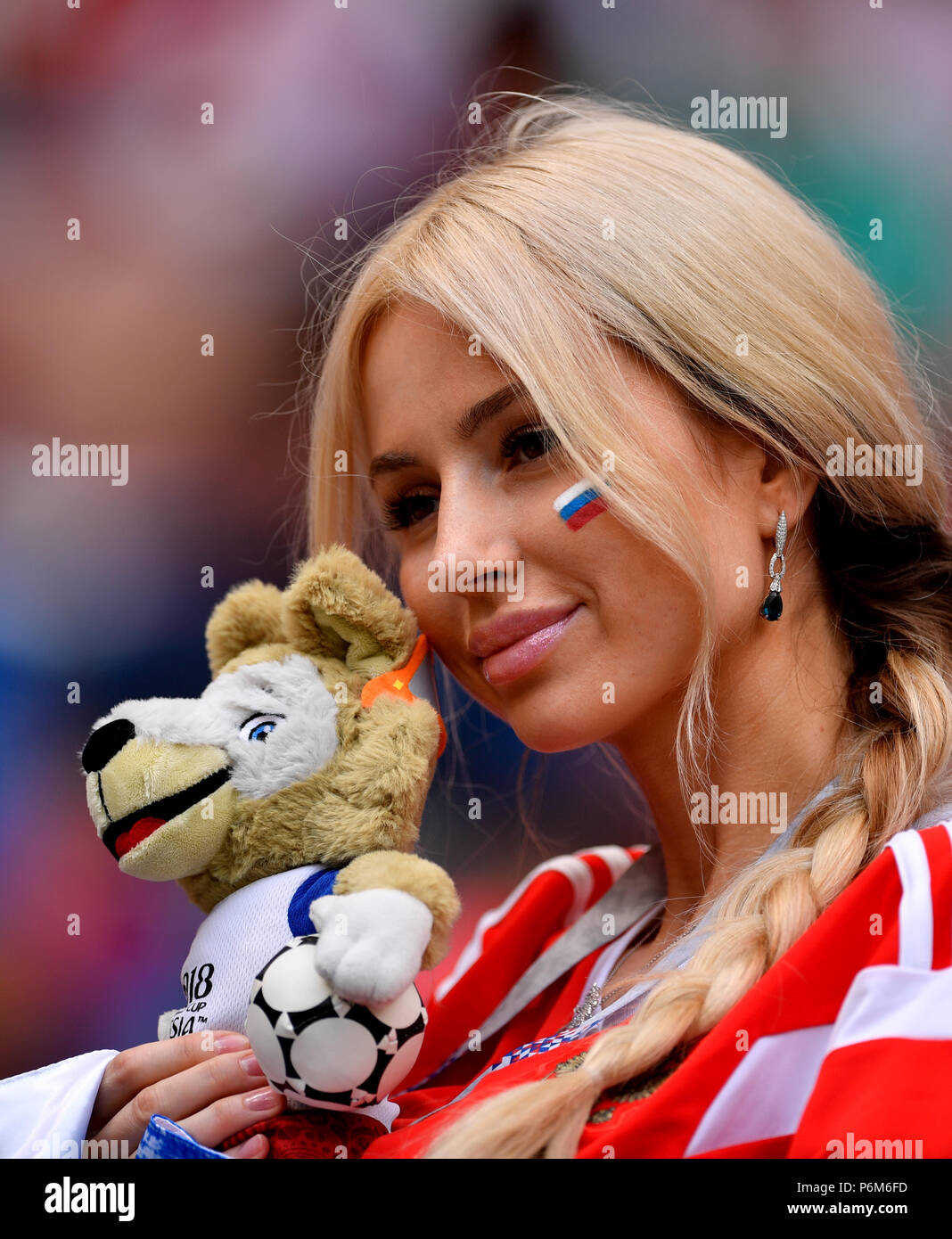 01 juillet 2018, la Russie, Moscou : le football, Coupe du Monde 2018,  ronde, ronde de 16 : l'Espagne contre la Russie à l'Luschniki stadium : une  femme Russe tenant un animal
