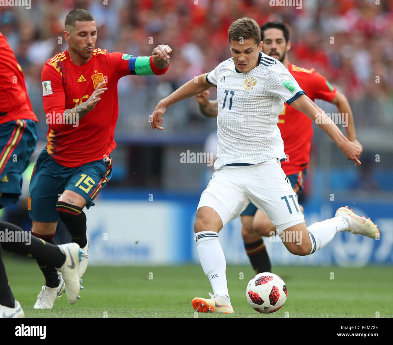 (180701) -- MOSCOU, 1 juillet 2018 (Xinhua) -- Sergio Ramos (L) de l'Espagne romaine de Zobnin rivalise avec la Russie durant la Coupe du Monde FIFA 2018 ronde de 16 match entre l'Espagne et la Russie à Moscou, Russie, le 1 juillet 2018. (Xinhua/Wu Zhuang) Banque D'Images