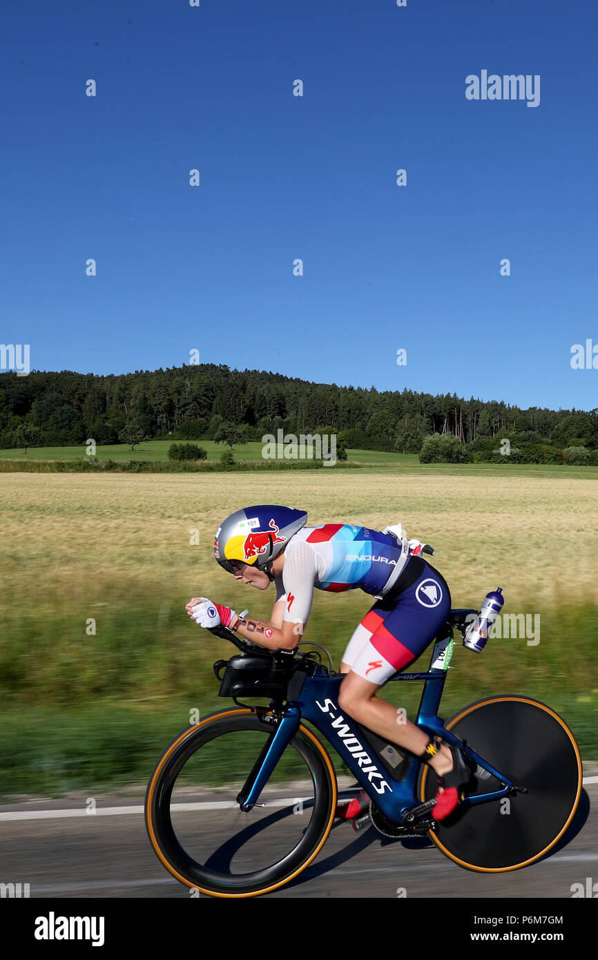 Greding, Allemagne. 1er juillet 2018. Triathlète britannique Charles Lucy en action pendant la partie vélo du Triathlon DATEV Challenge Roth 2018. A la 17e occasion de l'événement, les participants ont à 3.8km de natation, 180km vélo et courir 42km. Crédit : Daniel Karmann/dpa/Alamy Live News Banque D'Images