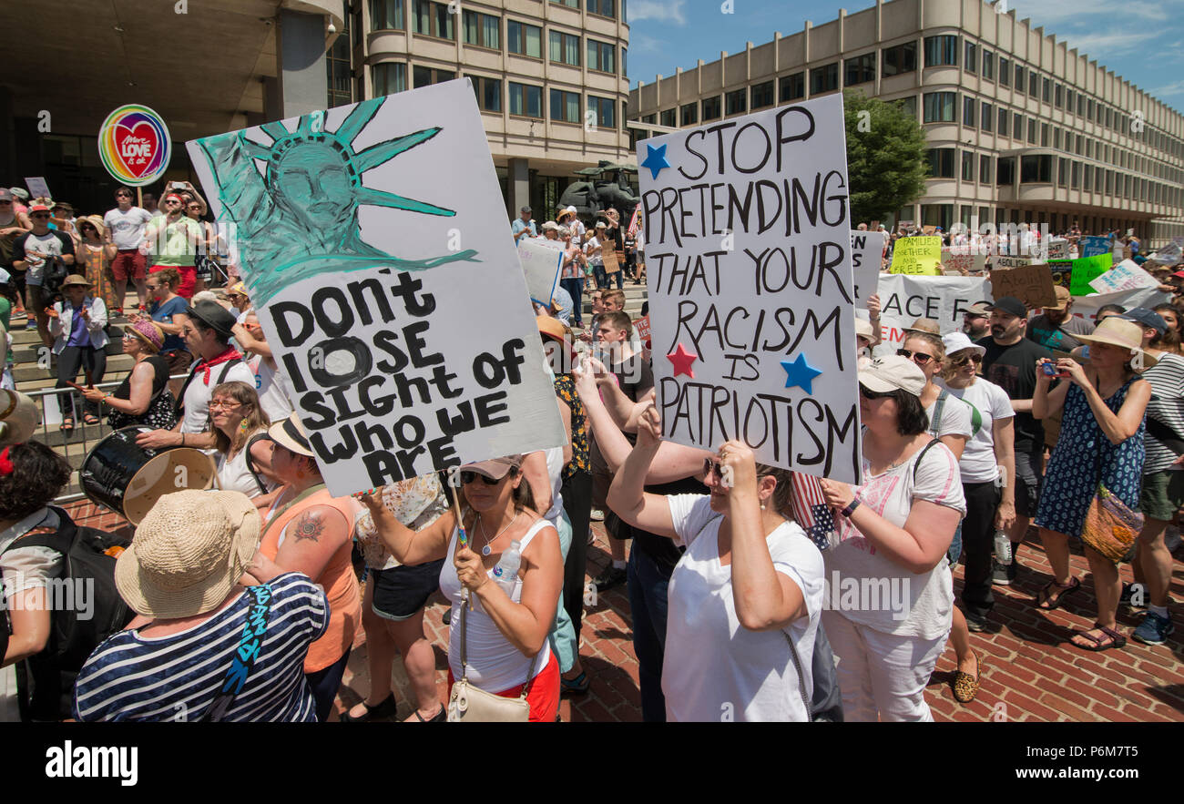 Boston, Massachusetts, USA. 30 Juin, 2018. Les manifestants américains titulaires d'un signe à City Hall Plaza à Boston, MA durant le rallye contre la séparation familiale par l'actuelle administration des États-Unis. Se mobilise contre le président américain Donald Trump a pour politique de la détention des immigrants d'Amérique centrale et du Mexique et les familles immigrantes séparées par des agents des douanes américain (O.E.) a eu lieu dans tous les États-Unis. Credit : Chuck Nacke/Alamy Live News Banque D'Images