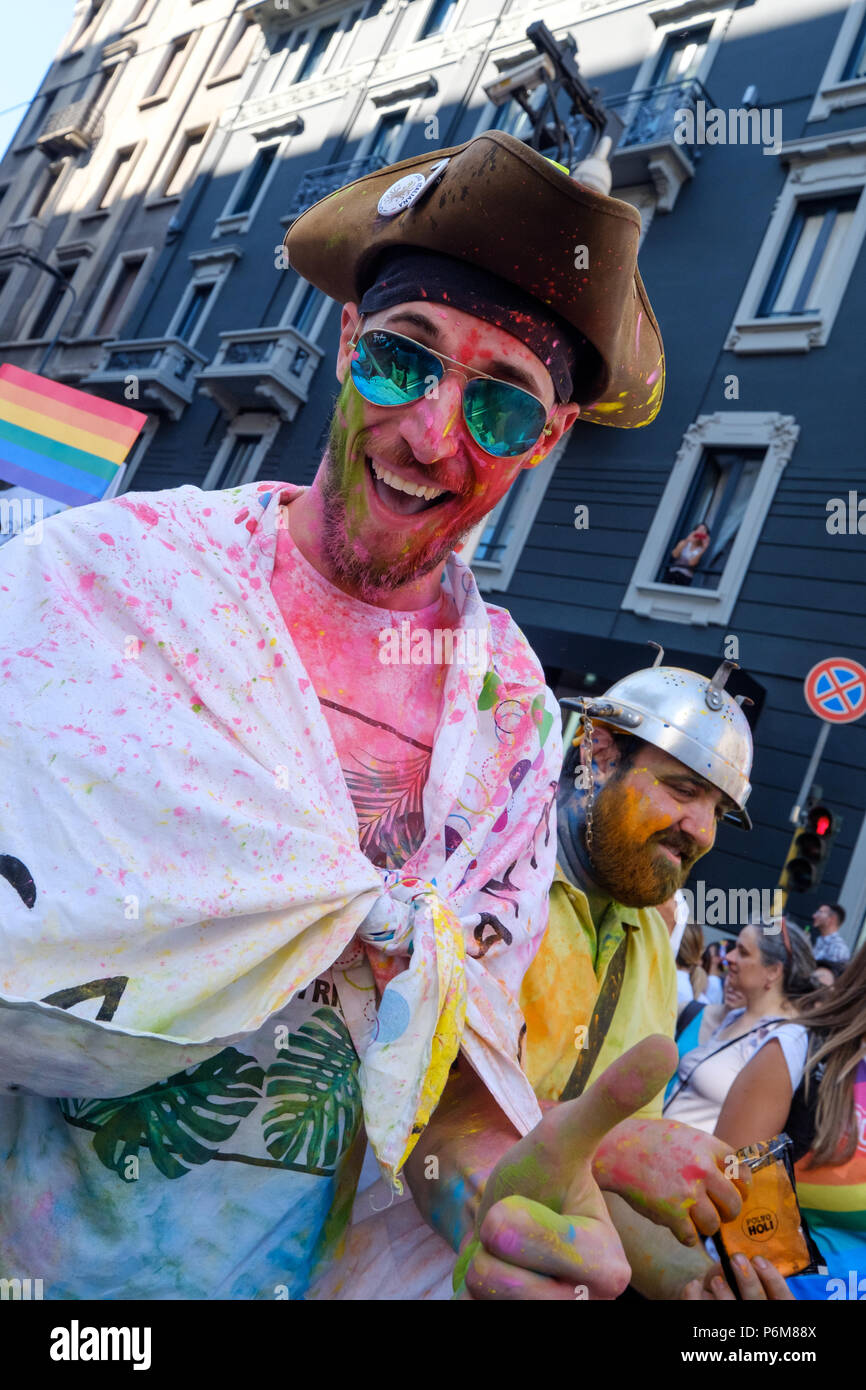 Milan, Italie. Jun 30, 2018. Homme masqué avec le visage peint en souriant au cours de la gay pride parade. Milan, Italie. Le 30 juin 2018. Gentiane : crédit Polovina/Alamy Live News Banque D'Images