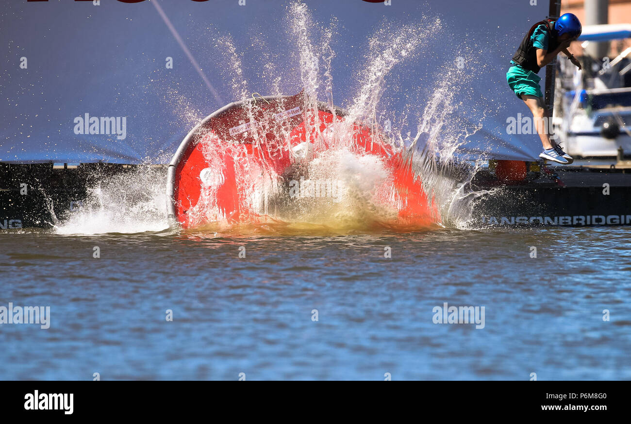 Brême, Allemagne. 1er juillet 2018. Un homme passe d'un 6 mètres de haut rampe dans le fleuve Weser, dans son self-made flying bidule. Credit : Mohssen Assanimoghaddam/dpa/Alamy Live News Banque D'Images