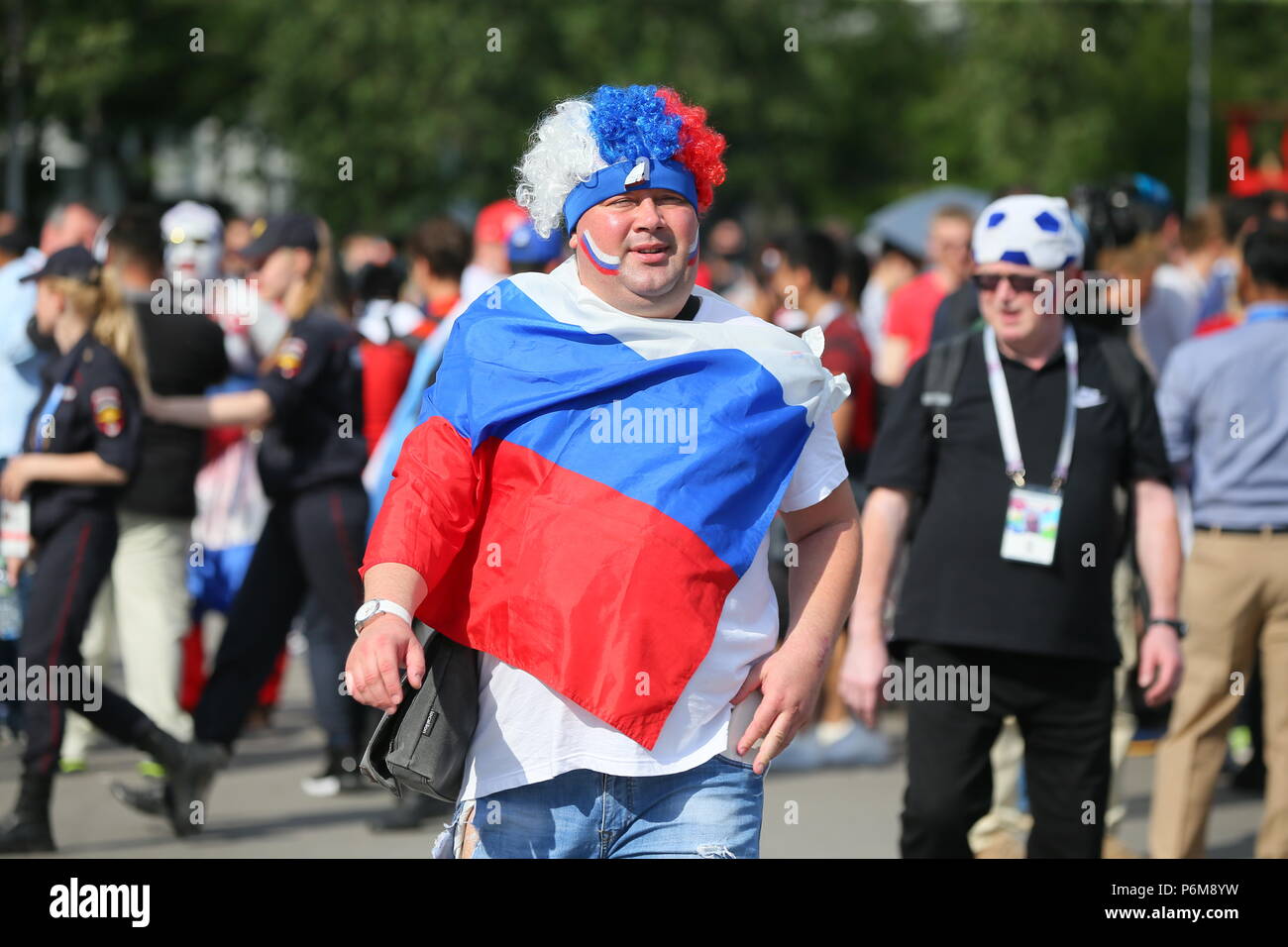 Moscou, Russie. 1er juillet 2018. Partisan de la Russie avant la Coupe du Monde FIFA 2018 ronde de 16 match entre l'Espagne et la Russie au stade Luzhniki. Credit : Victor/Vytolskiy Alamy Live News Banque D'Images