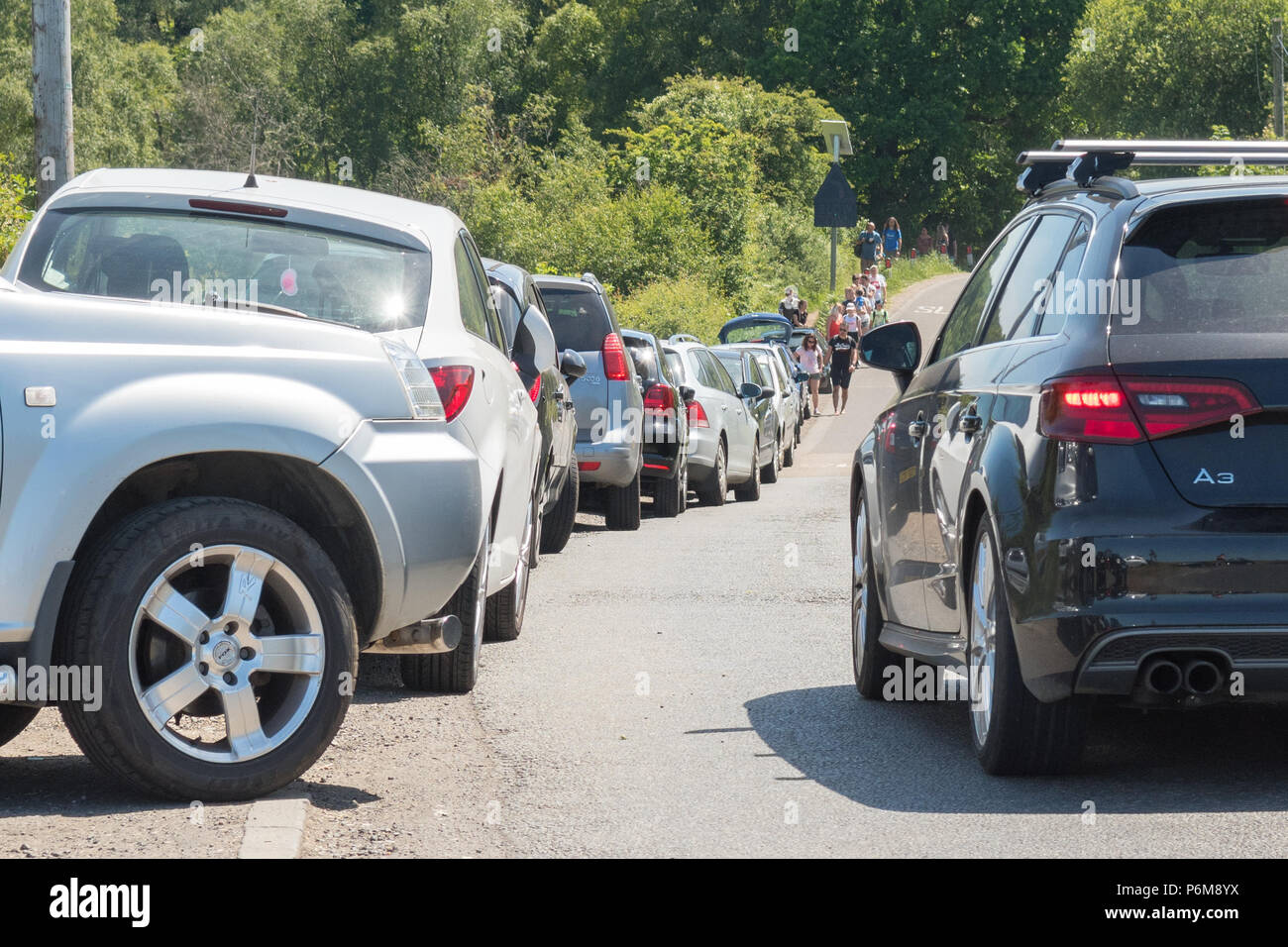 Glen Finnich, Killearn, Stirlingshire, Scotland, UK - 1 juillet 2018 : : parking chaos et les touristes à marcher le long de la route A809 dangereux dans Stirlingshire visiter les plus populaires Finnich Glen. La gorge profonde de 100 pieds entre Killearn et Drymen a gagné en popularité depuis apparaissant dans Outlander conduisant à des pressions et des problèmes de stationnement de la litière Crédit : Kay Roxby/Alamy Live News Banque D'Images