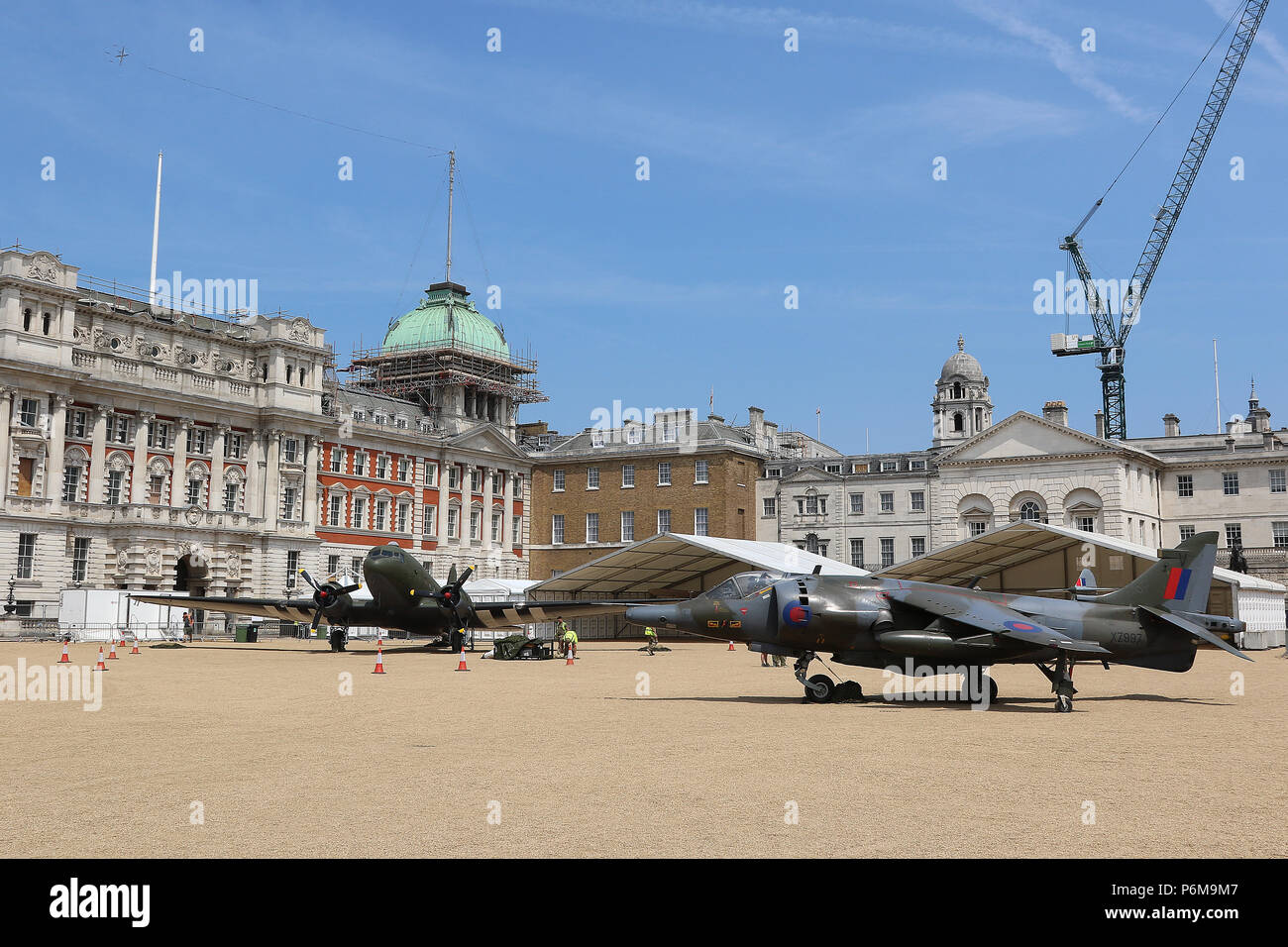 Londres, Royaume-Uni. 1er juillet 2018. Douglas DC3 Dakota, Hawker Siddeley Harrier GR3, RAF100 Tour London, Horse Guards, Whitehall, Westminster, London, UK, 01 juillet 2018, photo de Richard Goldschmidt, pour célébrer le centenaire de la Royal Air Force La RAF100 Tour est un affichage public des aéronefs à RAF emblématique ville endroits autour du pays. Credit : Riche Gold/Alamy Live News Banque D'Images