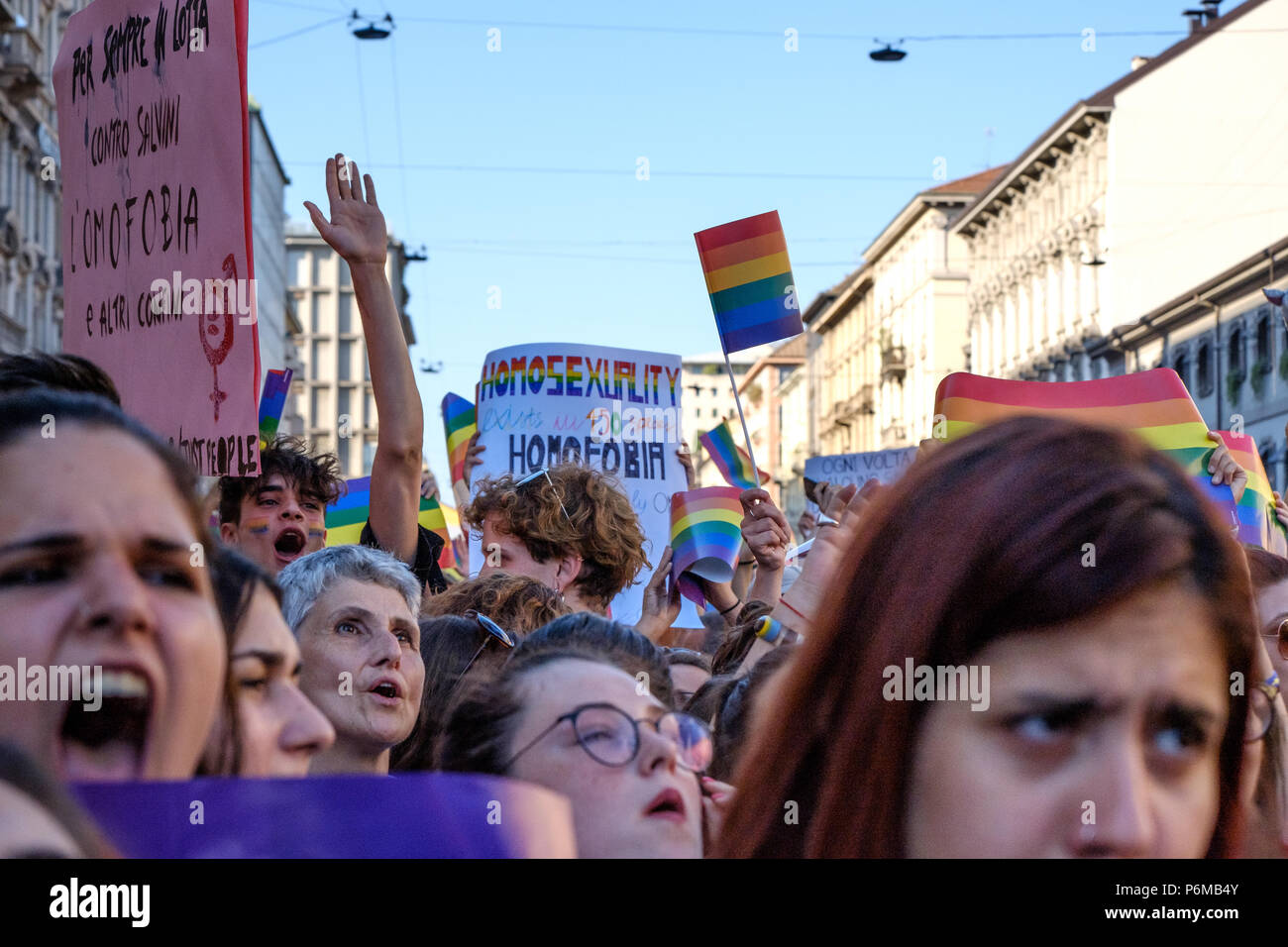 Milan, Italie. Jun 30, 2018. Foule de gens tenant des drapeaux et protestant pendant la parade de la fierté de Milan. Milan, Italie. Le 30 juin 2018. Gentiane : crédit Polovina/Alamy Live News Banque D'Images