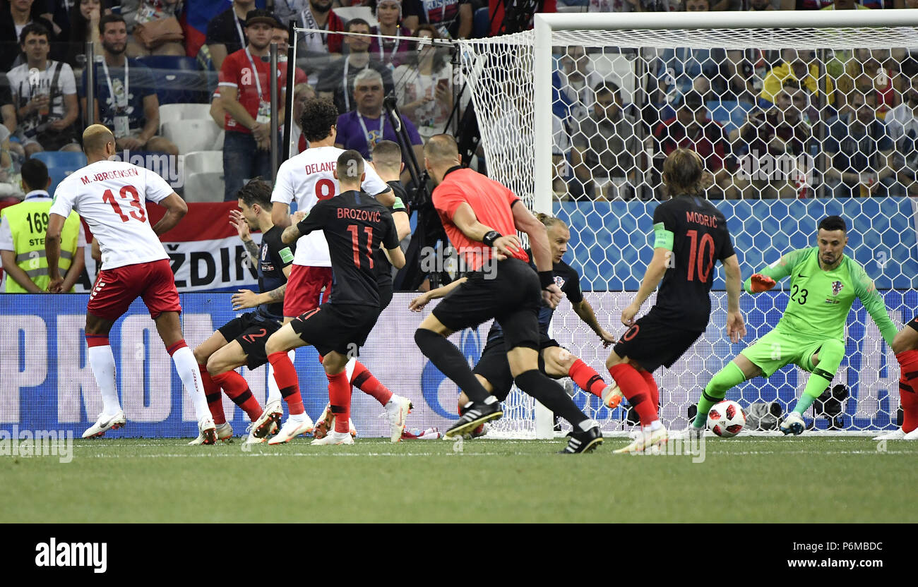 Nizhny Novgorod, Russie. 1er juillet 2018. Mathias Jorgensen (1re L) du Danemark pour marquer les tiges pendant la Coupe du Monde FIFA 2018 ronde de 16 match entre la Croatie et le Danemark à Nijni Novgorod, Russie, le 1 juillet 2018. Crédit : Il Canling/Xinhua/Alamy Live News Banque D'Images