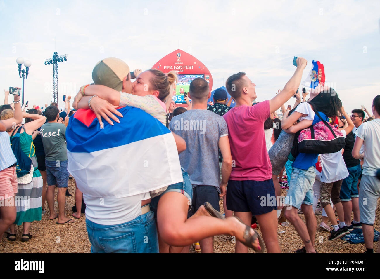 KAZAN, RUSSIE - 1 juillet, 2018 : la Russie football fans cheering at Kazan Fan Fest Zone après la victoire de la Russie dans l'Espagne contre la Russie match. Aygul Crédit : Sarvarova/Alamy Live News Banque D'Images