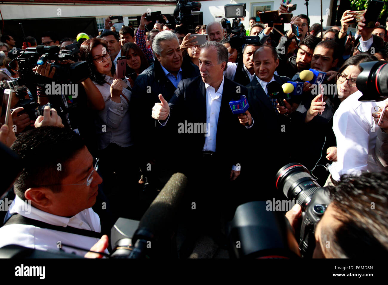 La ville de Mexico, Mexique. 1er juillet 2018. José Antonio Meade (C), candidat à la présidence du Parti révolutionnaire institutionnel, des gestes à son arrivée au bureau de vote pendant les élections présidentielles, dans la ville de Mexico, capitale du Mexique, le 1 juillet 2018. Les autorités électorales mexicaines le dimanche a donné le feu vert pour le pays pour commencer la plus grande élection présidentielle de son histoire, avec plus de 89 millions d'électeurs admissibles. Credit : Ricardo Aldayturriaga/Xinhua/Alamy Live News Banque D'Images