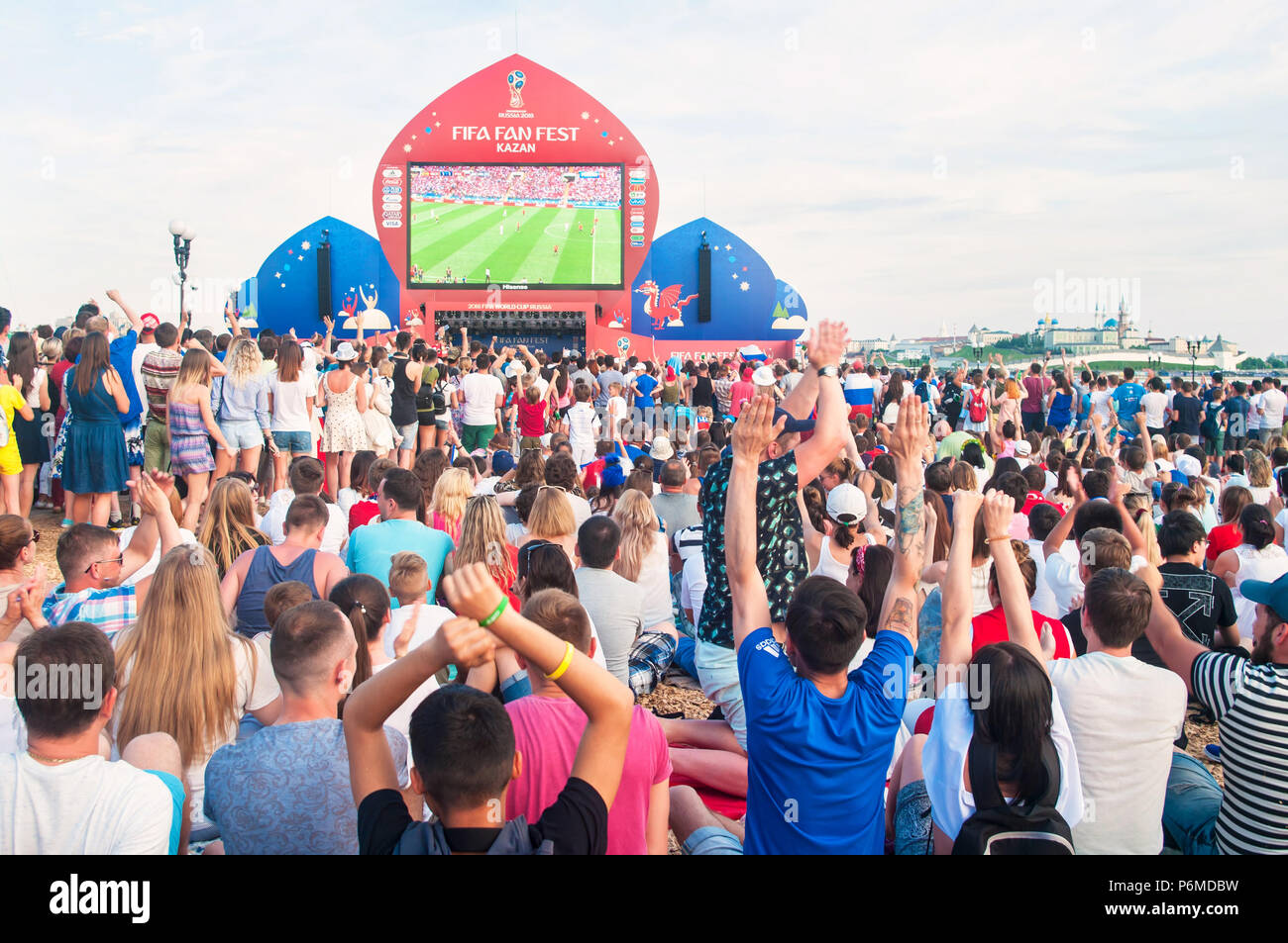 KAZAN, RUSSIE - 1 juillet, 2018 : la Russie football fans cheering at Kazan Fan Fest Zone après la victoire de la Russie dans l'Espagne contre la Russie match. Aygul Crédit : Sarvarova/Alamy Live News Banque D'Images