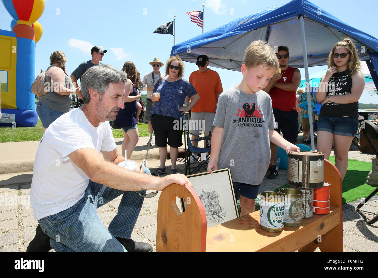 Le Claire, Iowa, États-Unis. 30 Juin, 2018. Mike Wolfe de l'History Channel's American Pickers au ''Kid Pickers'' événement dans le Claire, de l'Iowa Samedi 30 Juin, 2018. Crédit : Kevin E. Schmidt/ZUMA/Alamy Fil Live News Banque D'Images