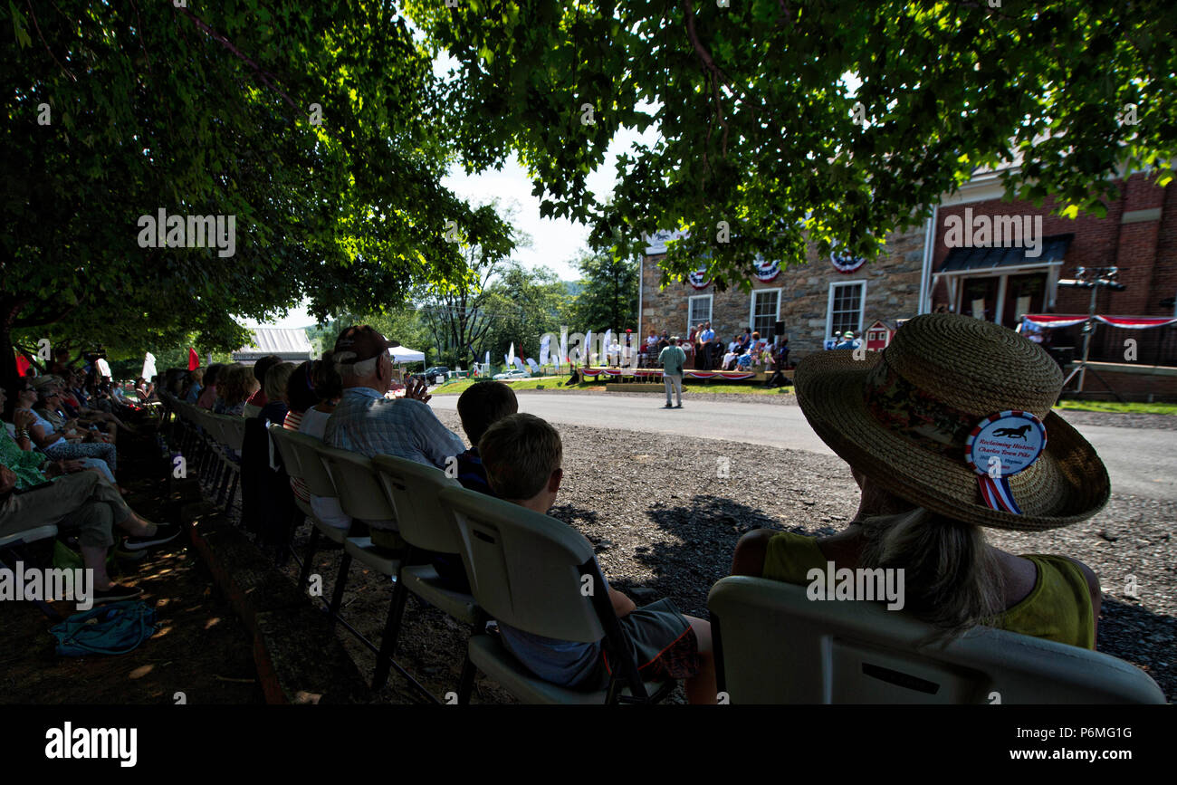 Hillsboro, Oregon, USA. 1er juillet 2018. Hillsboro 4 juillet festival avait lieu aujourd'hui 1 juillet 2018, à l'ancienne école en pierre. Les événements inclus une cérémonie d'inauguration des travaux du projet d'atténuation de la circulation de la route 9 et un bon nombre de grands camions de nourriture, les agriculteurs apportant de la nourriture délicieuse, y compris des desserts et bien sûr le feu fonctionne après le coucher du soleil.(photo de Douglas Graham/Loudoun maintenant) Crédit : William Graham/Alamy Live News Banque D'Images