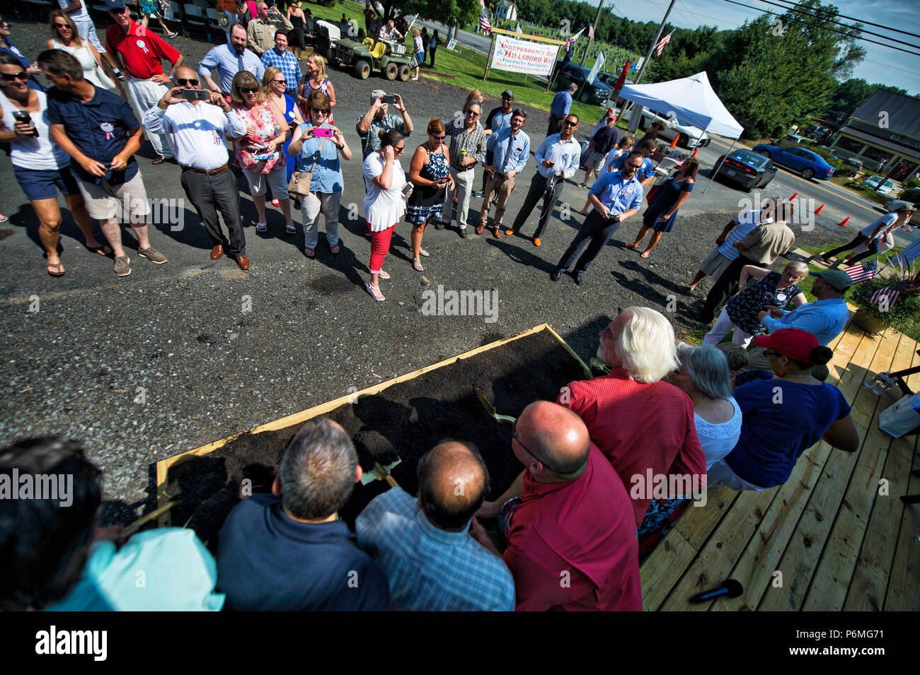 Hillsboro, Oregon, USA. 1er juillet 2018. Hillsboro 4 juillet festival avait lieu aujourd'hui 1 juillet 2018, à l'ancienne école en pierre. Les événements inclus une cérémonie d'inauguration des travaux du projet d'atténuation de la circulation de la route 9 et un bon nombre de grands camions de nourriture, les agriculteurs apportant de la nourriture délicieuse, y compris des desserts et bien sûr le feu fonctionne après le coucher du soleil.(photo de Douglas Graham/Loudoun maintenant) Crédit : William Graham/Alamy Live News Banque D'Images