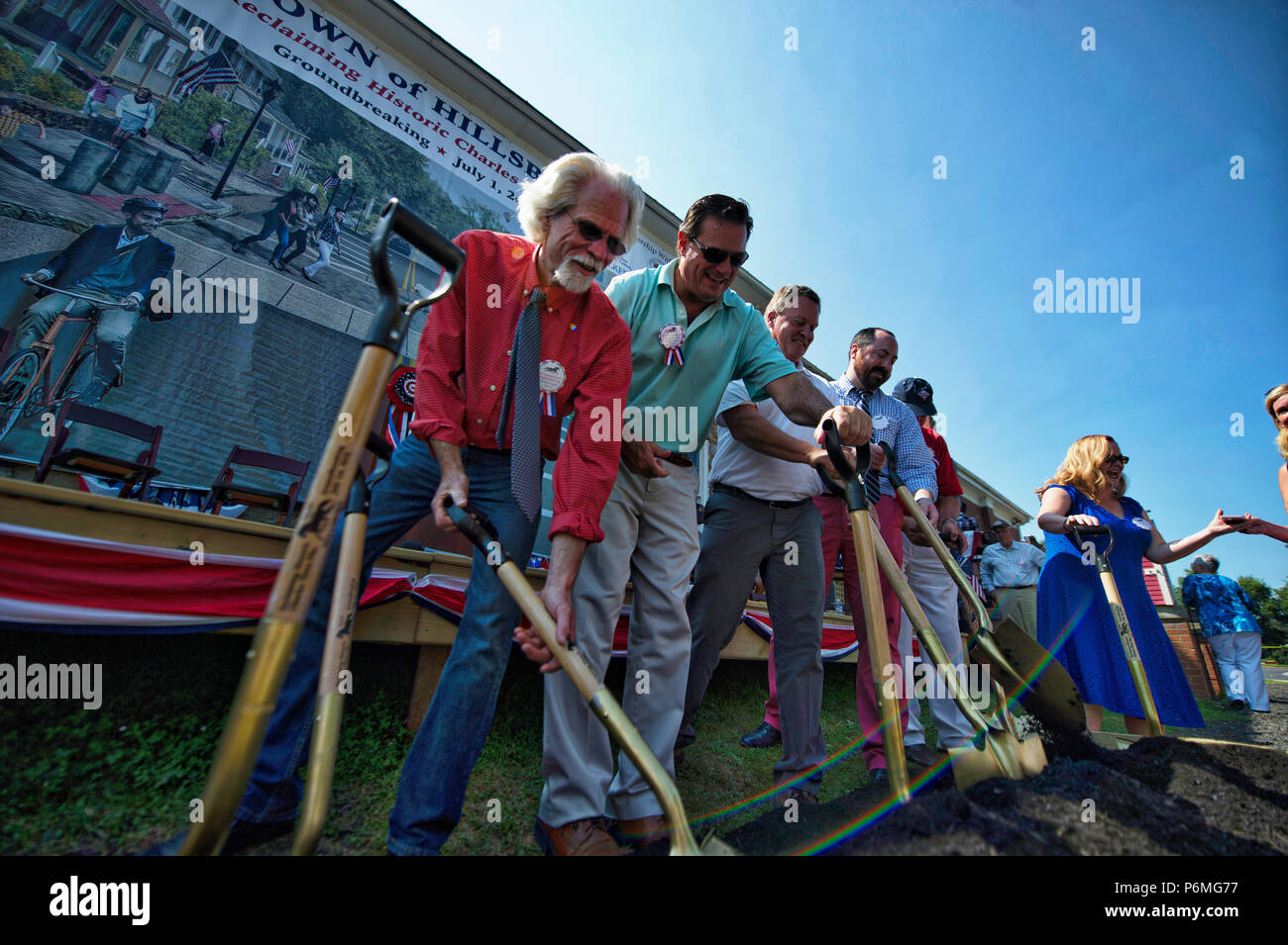 Hillsboro, Oregon, USA. 1er juillet 2018. Hillsboro 4 juillet festival avait lieu aujourd'hui 1 juillet 2018, à l'ancienne école en pierre. Les événements inclus une cérémonie d'inauguration des travaux du projet d'atténuation de la circulation de la route 9 et un bon nombre de grands camions de nourriture, les agriculteurs apportant de la nourriture délicieuse, y compris des desserts et bien sûr le feu fonctionne après le coucher du soleil.(photo de Douglas Graham/Loudoun maintenant) Crédit : William Graham/Alamy Live News Banque D'Images