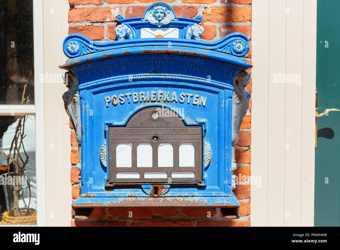 Lettre historique fort à un mur de la maison avec l'allemand écrit de lettre post box, collection suivante et lettre boîte collection Banque D'Images