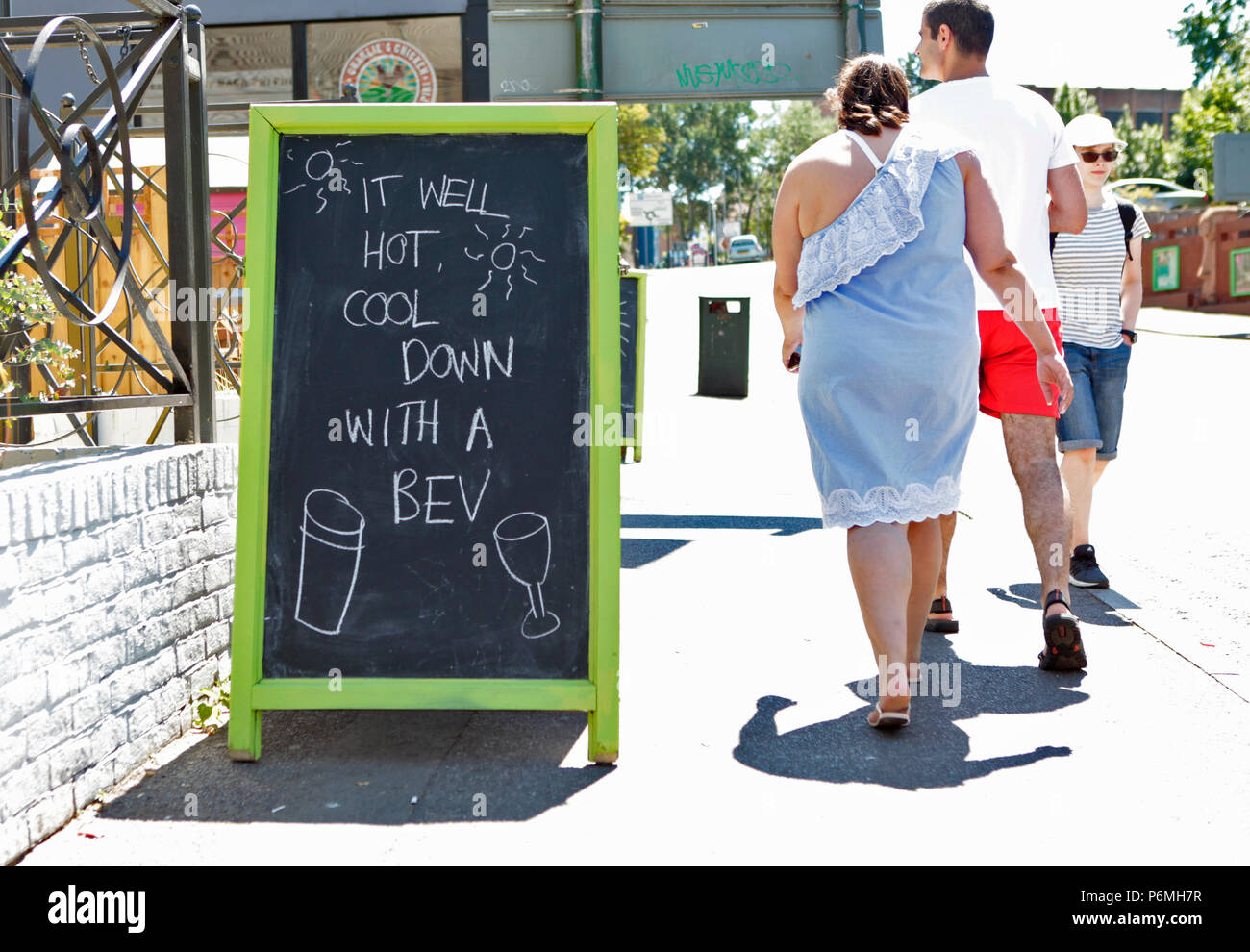 Un drôle de signe dans un bar à Bournemouth pendant UK CANICULE, invitant les gens pour un verre de refroidir 25 juin 2018 Banque D'Images