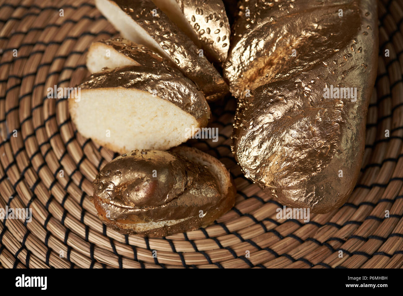 Tranches de baguette or blanc close up sur table vue ci-dessus Banque D'Images Tranches de baguette or blanc close up sur table vue ci-dessus Banque D'Images