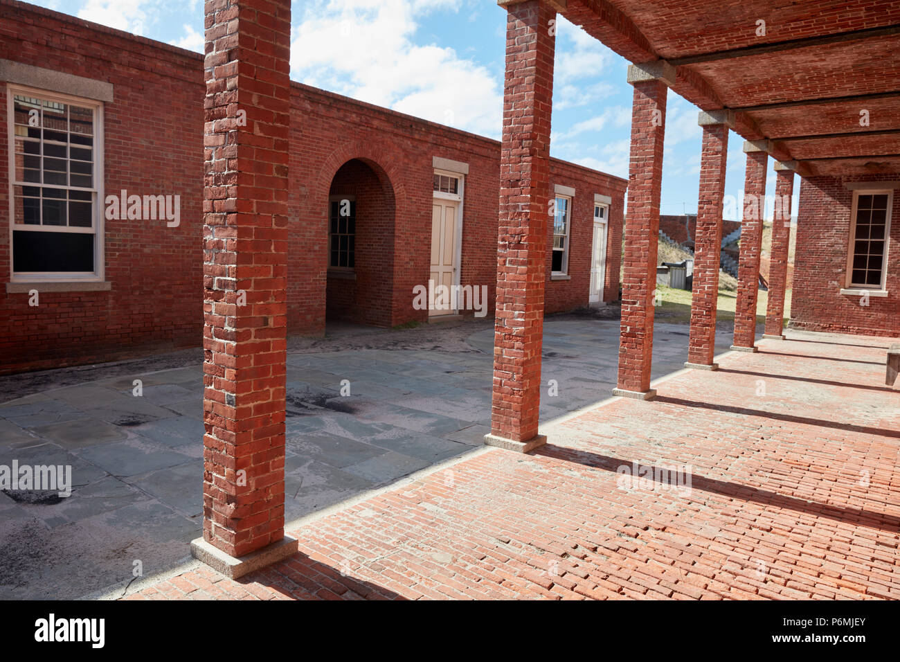 Les colonnes en briques le long de l'entrée de la caserne des soldats de Fort Clinch Banque D'Images