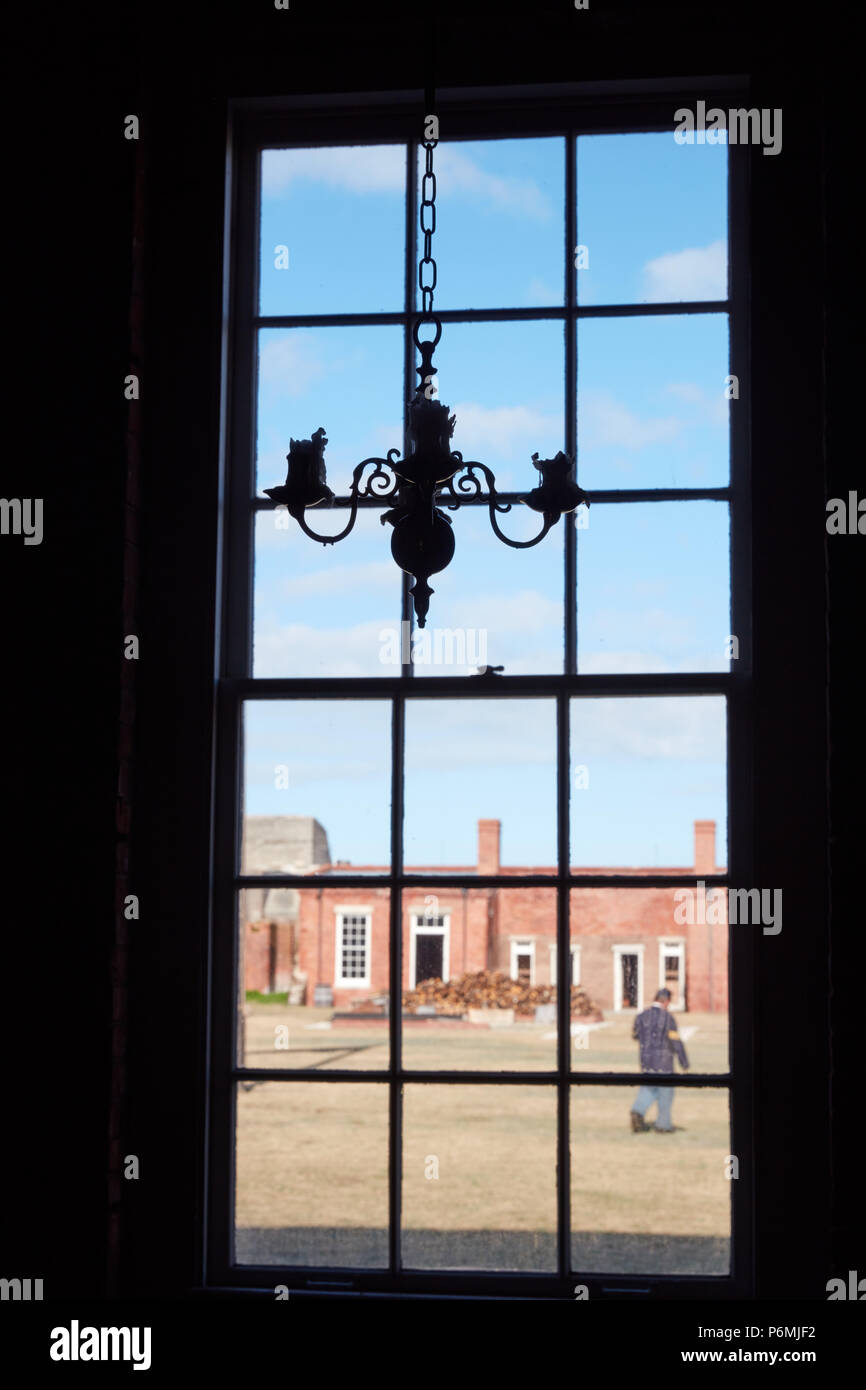 Silhouette d'un chandelier en face d'une fenêtre de la caserne de Fort Clinch Banque D'Images