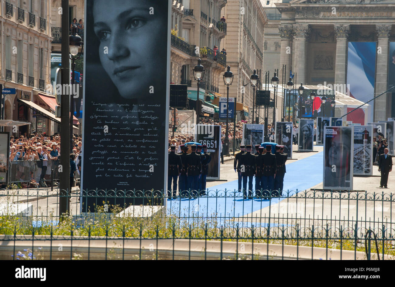 Une vue de l'entrée au Panthéon au cours de la cérémonie d'inhumation. Cérémonie d'inhumation au Panthéon de l'ancien homme politique français, et survivant de l'Holocauste, Simone Veil et son mari Antoine Veil à Paris. L'ancien ministre de la santé, Simone Veil, qui est décédé le 30 juin 2017, devient président du Parlement européen et l'un des plus vénérés par les hommes politiques prônant la loi de 1975 légalisant l'avortement en France. Banque D'Images