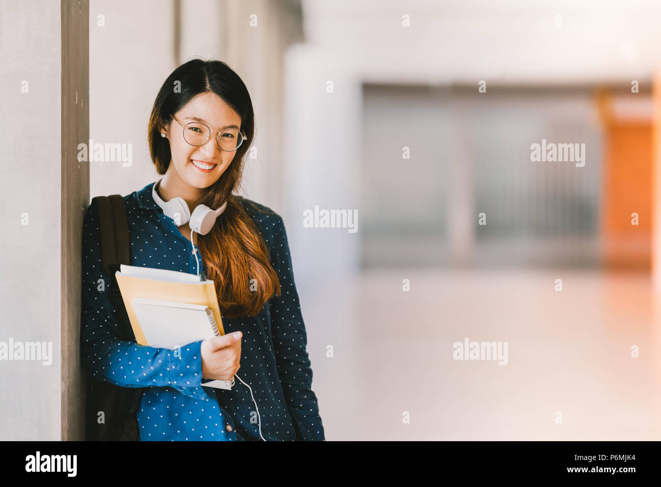 Belle jeune fille asiatique high school ou college student wearing eyeglasses, smiling in university campus avec copie espace. Concept de l'éducation Banque D'Images