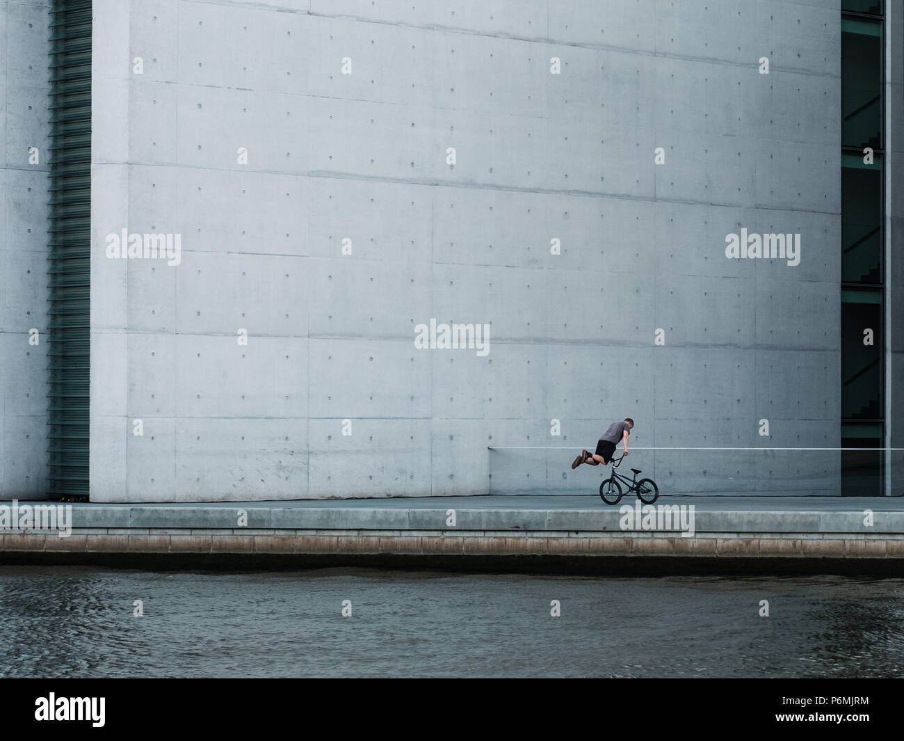 Jeune homme équitation vélo BMX, faisant des tours avec location Banque D'Images