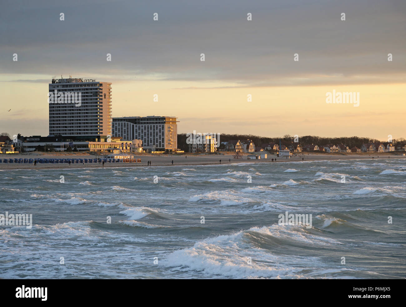 Warnemuende, vue de la jetée ouest sur l'hôtel Neptun dans la soirée Banque D'Images
