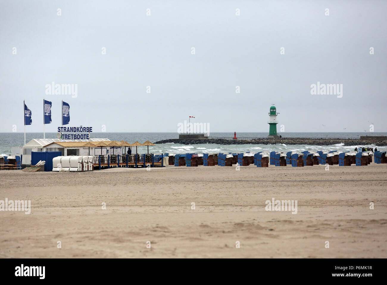 Warnemuende, chaise de plage et location de bateau à aubes sur la plage Banque D'Images