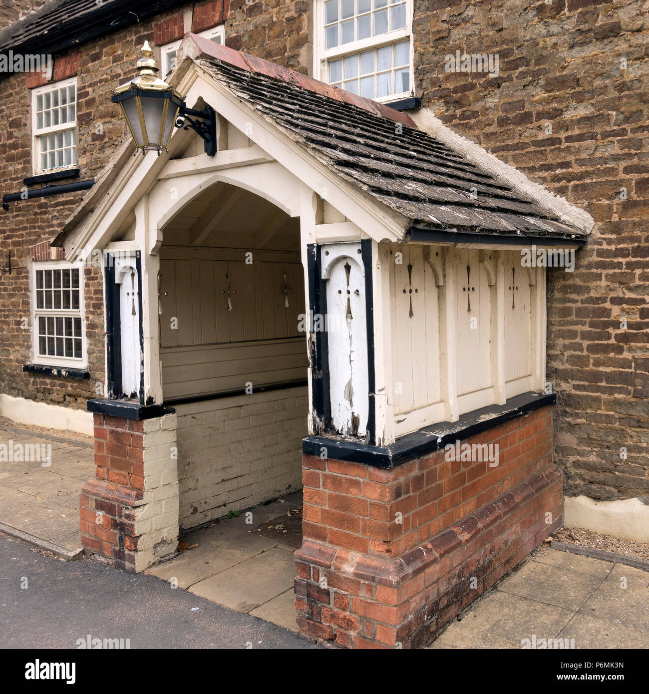 Ancien porche d'entrée de l'étrange House Tavern Pub (maintenant fermée) Oakham, Rutland, England, UK. Voir Alamy K49G3J pour la photo avant la clôture. Banque D'Images