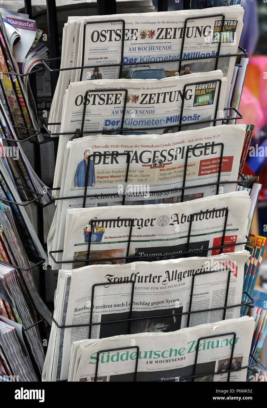 Warnemuende, des journaux dans un kiosque Banque D'Images