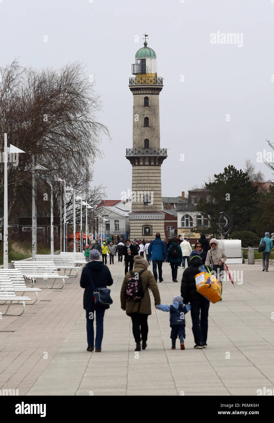 Warnemuende, les gens sur la promenade de la plage devant le phare Banque D'Images