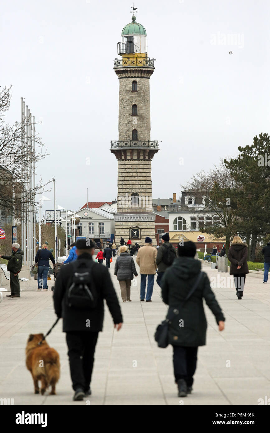 Warnemuende, les gens sur la promenade de la plage devant le phare Banque D'Images