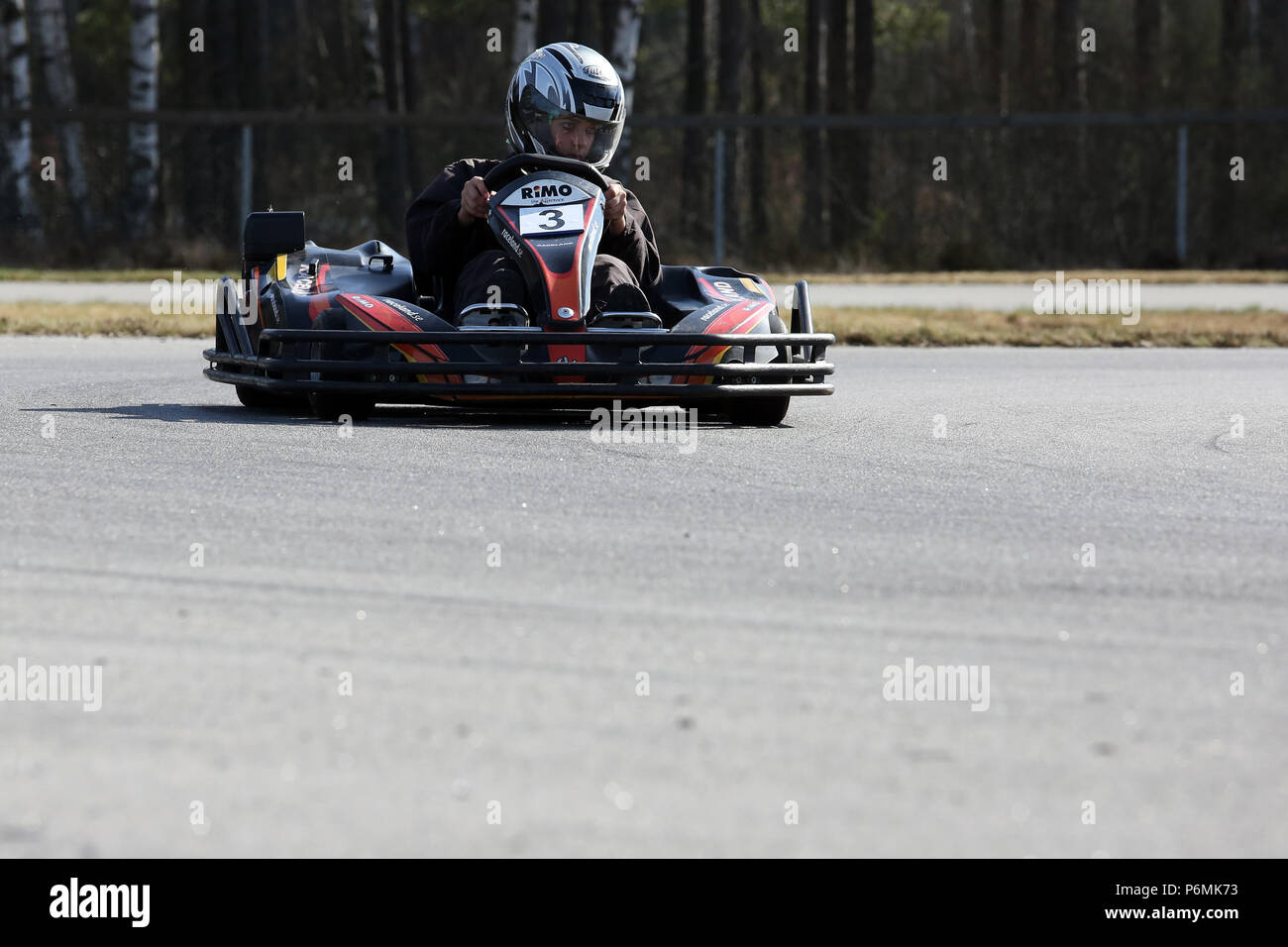 Hovmantorp, la Suède, l'adolescent est le moteur de kart Banque D'Images