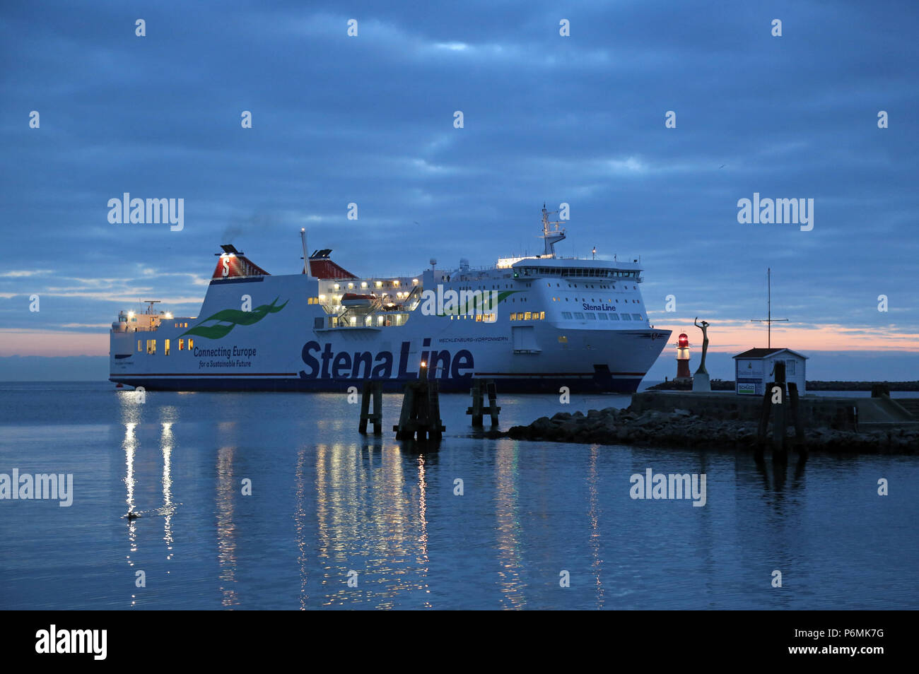 Warnemuende, ferry de la Stena Line en face de l'Ostmole Banque D'Images