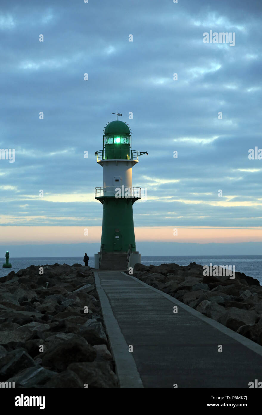 Warnemuende, phare de l'Westmole au crépuscule Banque D'Images