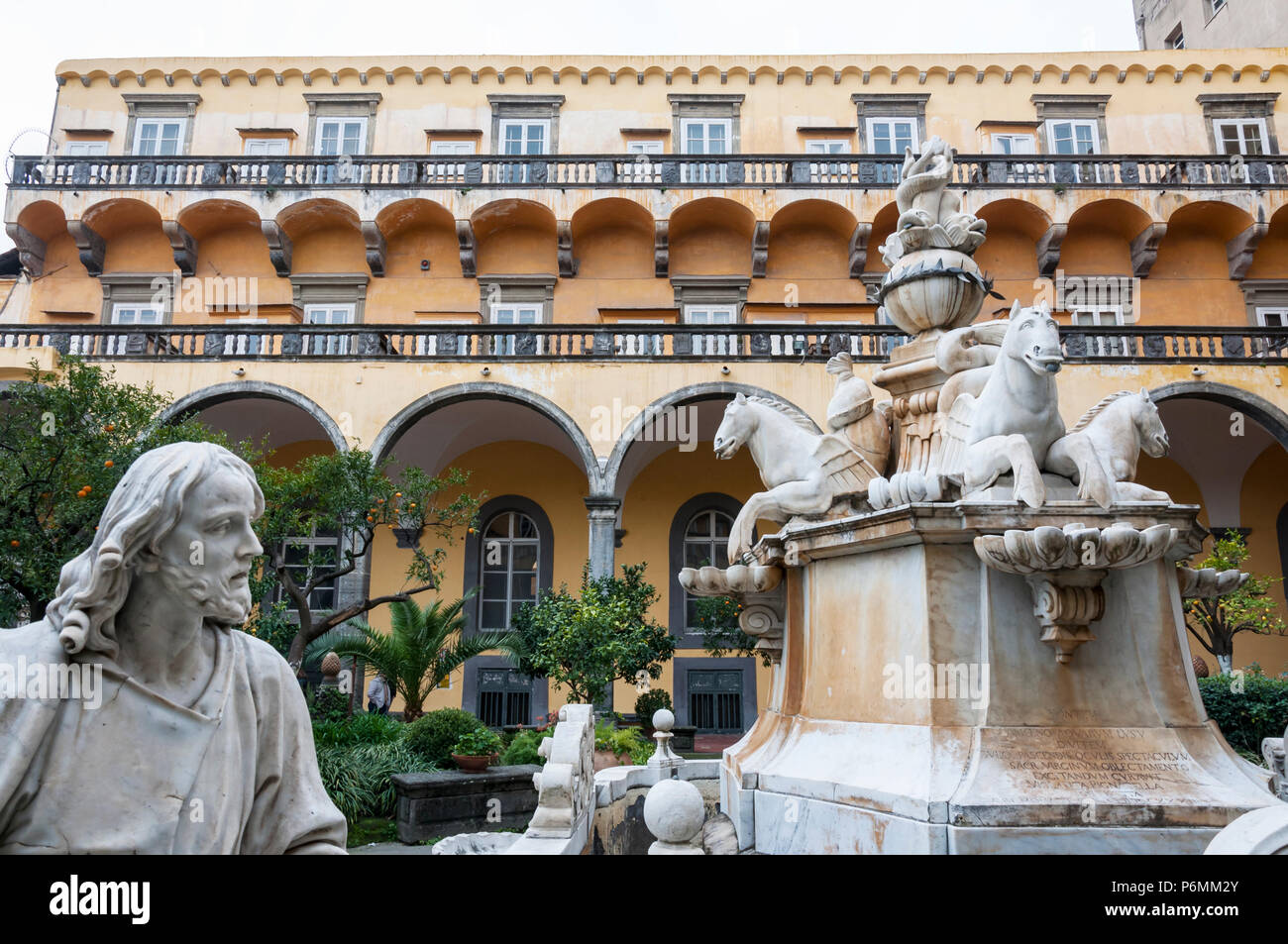 NAPLES , ITALIE LE 16/10/2016 Le cloître de San Gregorio Armeno, Naples Banque D'Images