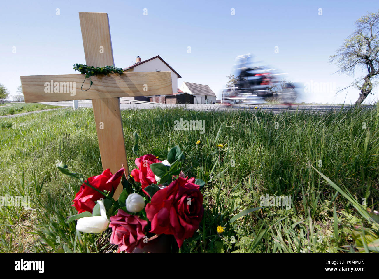 Graditz, Allemagne - croix commémorative d'une victime de la circulation sur la route Banque D'Images