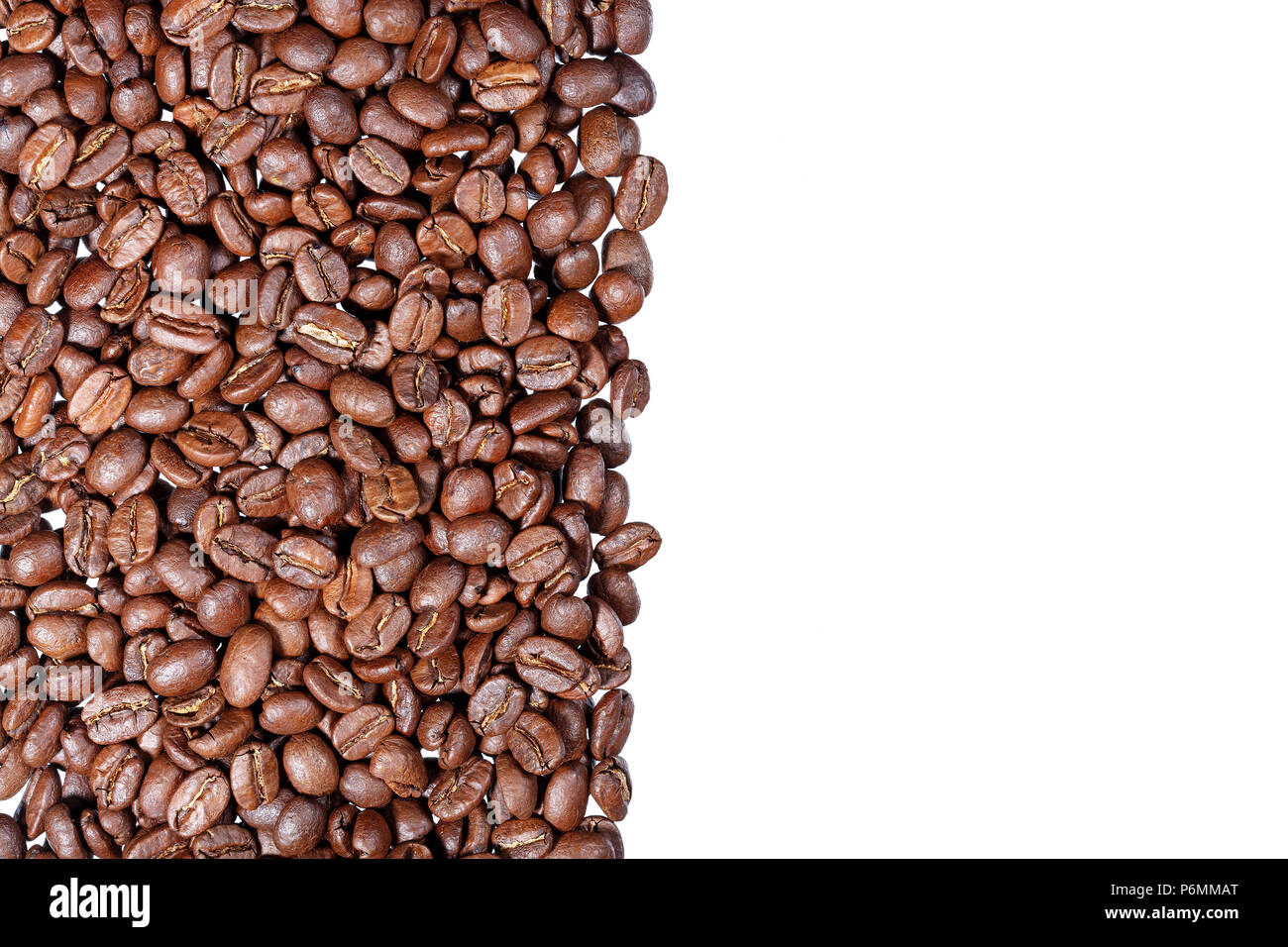 Café en grains isolés en rayures fond blanc. Photo haute résolution. Banque D'Images