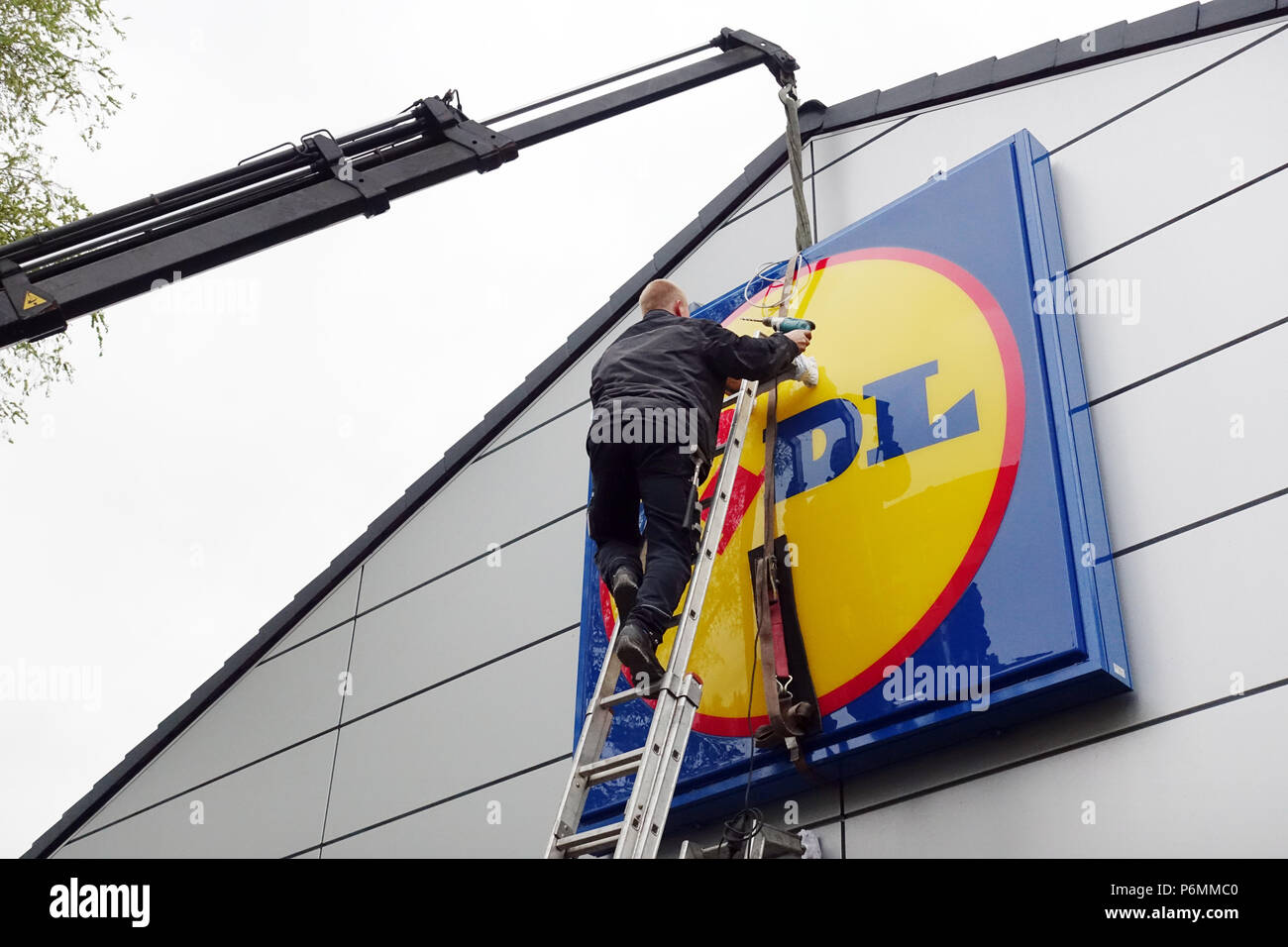Berlin, Allemagne, la société signe de l'escompteur Lidl est fixé sur la façade d'un magasin Banque D'Images