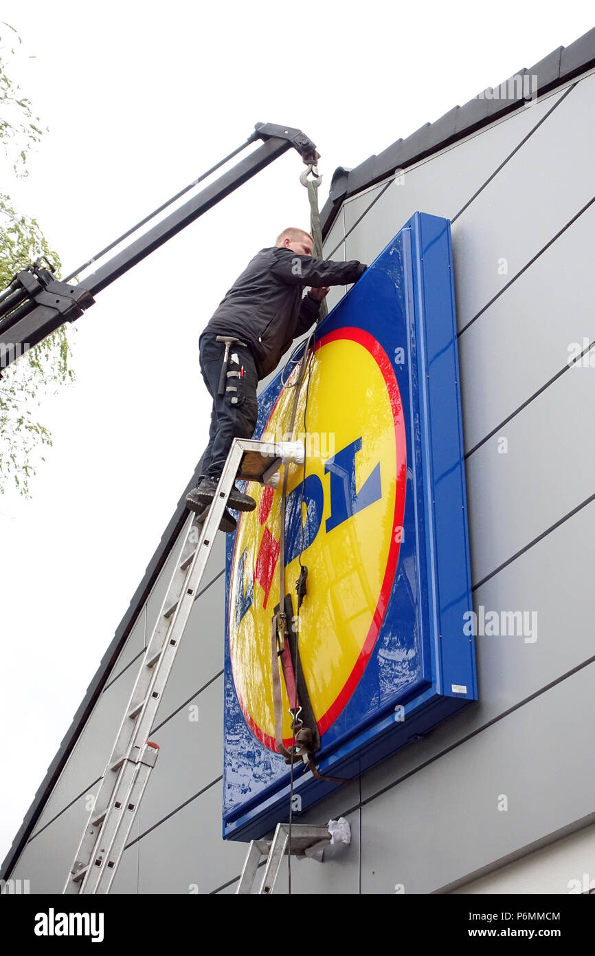 Berlin, Allemagne, la société signe de l'escompteur Lidl est fixé sur la façade d'un magasin Banque D'Images